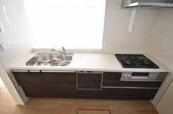 お料理をしながらリビングの家族やゲストとの会話が楽しめるカウンタータイプのキッチン。毎日のお料理を楽しく快適に。
