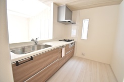 お料理をしながらリビングの家族やゲストとの会話が楽しめるカウンタータイプのキッチン。毎日のお料理を楽しく快適に。
