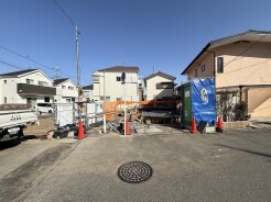 周辺は住宅が建ち並ぶ閑静な住宅街です。

