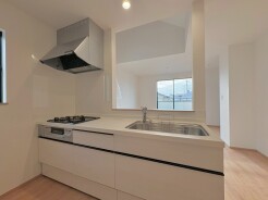 お料理をしながらリビングの家族やゲストとの会話が楽しめるカウンタータイプのキッチン。毎日のお料理を楽しく快適に。
