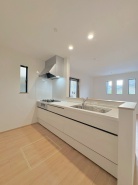 お料理をしながらリビングの家族やゲストとの会話が楽しめるカウンタータイプのキッチン。毎日のお料理を楽しく快適に。
