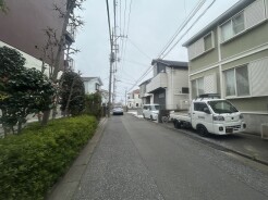 周辺は住宅が建ち並ぶ閑静な住宅街です。
