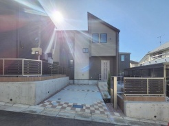 1号棟 建物が完成しましたので室内のご見学予約スタート。当日のご見学予約も大歓迎です。お気軽にご連絡ください。他にもインターネットに掲載していない情報も沢山ありますので、比較で併せてご見学ができます。
