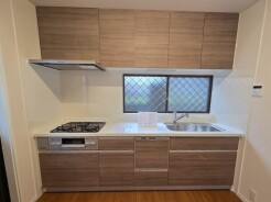 キッチンコンロスペースの近くには、空気の入れ替えが可能な開口部を設置!!
お料理をする際には、換気扇を回しながら匂いが籠らない様に開放してお料理もお楽しみ頂けます。