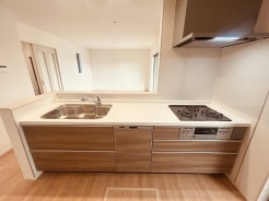 お料理をしながらリビングの家族やゲストとの会話が楽しめるカウンタータイプのキッチン。毎日のお料理を楽しく快適に。
