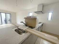 お料理をしながらリビングの家族やゲストとの会話が楽しめるカウンタータイプのキッチン。毎日のお料理を楽しく快適に。
