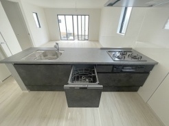 お料理をしながらリビングの家族やゲストとの会話が楽しめるカウンタータイプのキッチン。毎日のお料理を楽しく快適に。
