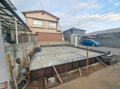 周辺は住宅が建ち並ぶ閑静な住宅街です。
