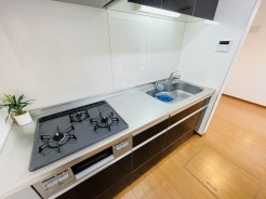 キッチンは、カウンターや壁付けタイプ、アイランドタイプ様々なパターンが御座います。
お好みも分かれる所ではありますが、壁付け対応は閉鎖的にならずに明るいキッチンスペースとしてご希望を頂く事も多いタイプ。
