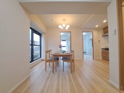 家族が一番集まる場所だから広々としつつも素敵な空間であって欲しい。みんながくつろぐリビングからキッチンまでが一つの空間のように繋がる間取り。