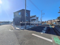 安心して暮らすことのできる住宅街。　住宅地の道路は一般に交通量が少なく車などの騒音が少ないため、住民にとって静かな生活環境が提供されます。
