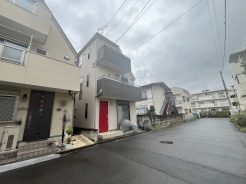 周辺の街並みの中で適度な主張、生活に溶け込むシンプルなデザインの外観が魅力の一戸建です。
