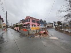 安心して暮らすことのできる住宅街。　住宅地の道路は一般に交通量が少なく車などの騒音が少ないため、住民にとって静かな生活環境が提供されます。
