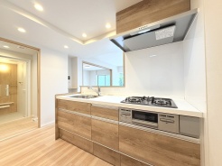 お料理をしながらリビングの家族やゲストとの会話が楽しめるカウンタータイプのキッチン。毎日のお料理を楽しく快適に。
