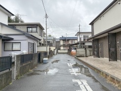 安心して暮らすことのできる住宅街。　住宅地の道路は一般に交通量が少なく車などの騒音が少ないため、住民にとって静かな生活環境が提供されます。
