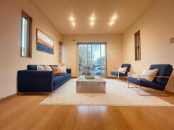 家族が一番集まる場所だから広々としつつも素敵な空間であって欲しい。みんながくつろぐリビングからキッチンまでが一つの空間のように繋がる間取り。

本画像はCGで作成しており、実際に現地に家具は置かれておりません。また、価格に家具は含まれておりません。
