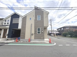 1号棟 建物が完成しましたので室内のご見学予約スタート。当日のご見学予約も大歓迎です。お気軽にご連絡ください。他にもインターネットに掲載していない情報も沢山ありますので、比較で併せてご見学ができます。
