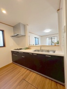 お料理をしながらリビングの家族やゲストとの会話が楽しめるカウンタータイプのキッチン。毎日のお料理を楽しく快適に。
