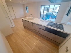 お料理をしながらリビングの家族やゲストとの会話が楽しめるカウンタータイプのキッチン。毎日のお料理を楽しく快適に。