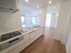 お料理をしながらリビングの家族やゲストとの会話が楽しめるカウンタータイプのキッチン。毎日のお料理を楽しく快適に。
