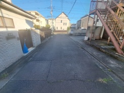 安心して暮らすことのできる住宅街。　住宅地の道路は一般に交通量が少なく車などの騒音が少ないため、住民にとって静かな生活環境が提供されます。
