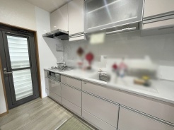 キッチンは、カウンターや壁付けタイプ、アイランドタイプ様々なパターンが御座います。
お好みも分かれる所ではありますが、壁付け対応は閉鎖的にならずに明るいキッチンスペースとしてご希望を頂く事も多いタイプ。
