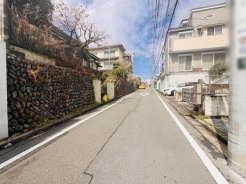 安心して暮らすことのできる住宅街。　住宅地の道路は一般に交通量が少なく車などの騒音が少ないため、住民にとって静かな生活環境が提供されます。
