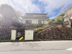 現地のご見学予約もスタートしました。周辺で売りに出ている物件も沢山御座います。まとめてご見学ができますのでお気軽にお申しつけください。
