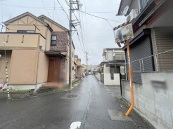 安心して暮らすことのできる住宅街。　住宅地の道路は一般に交通量が少なく車などの騒音が少ないため、住民にとって静かな生活環境が提供されます。
