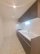 キッチンは、カウンターや壁付けタイプ、アイランドタイプ様々なパターンが御座います。
お好みも分かれる所ではありますが、壁付け対応は閉鎖的にならずに明るいキッチンスペースとしてご希望を頂く事も多いタイプ。
