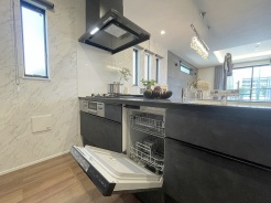 毎日の家事をサポートしてくれる食洗器も標準に装備。ちょっと嬉しい設備です
