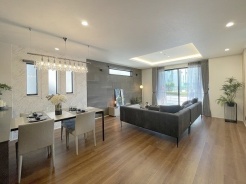 家族の集まるリビングは気持ちの良い自然光が差し込む団欒空間。室内のご見学予約も随時、受付中ですのでお気軽にお問合せください。
