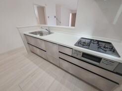 お料理をしながらリビングの家族やゲストとの会話が楽しめるカウンタータイプのキッチン。毎日のお料理を楽しく快適に。
