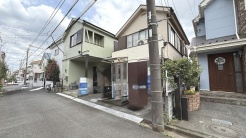 【※自動車をAI機能にて消しておりますため、物件の外観に乱れが生じております】
周辺は住宅が建ち並ぶ閑静な住宅街です。
