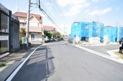 安心して暮らすことのできる住宅街。　住宅地の道路は一般に交通量が少なく車などの騒音が少ないため、住民にとって静かな生活環境が提供されます。
