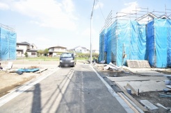 安心して暮らすことのできる住宅街。　住宅地の道路は一般に交通量が少なく車などの騒音が少ないため、住民にとって静かな生活環境が提供されます。
