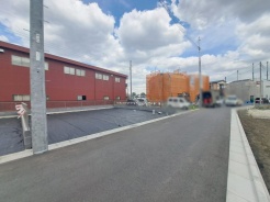 安心して暮らすことのできる住宅街。　住宅地の道路は一般に交通量が少なく車などの騒音が少ないため、住民にとって静かな生活環境が提供されます。
