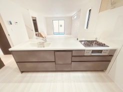 お料理をしながらリビングの家族やゲストとの会話が楽しめるカウンタータイプのキッチン。毎日のお料理を楽しく快適に。
