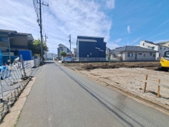 安心して暮らすことのできる住宅街。　住宅地の道路は一般に交通量が少なく車などの騒音が少ないため、住民にとって静かな生活環境が提供されます。
