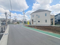 安心して暮らすことのできる住宅街。 住宅地の道路は一般に交通量が少なく車などの騒音が少ないため、住民にとって静かな生活環境が提供されます。