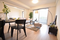 家族の集まるリビングは気持ちの良い自然光が差し込む団欒空間。室内のご見学予約も随時、受付中ですのでお気軽にお問合せください。
