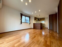 実際に室内をご見学頂くと生活のイメージが広がると思います。家具を置いたイメージや窓からの景色など。周辺で販売に出している物件も一緒にまとめてご見学頂き、比較する事もできます。お気軽に担当スタッフまでお申しつけください。
