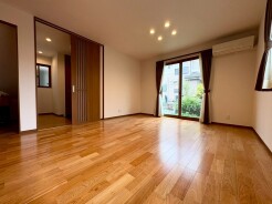 実際に室内をご見学頂くと生活のイメージが広がると思います。家具を置いたイメージや窓からの景色など。周辺で販売に出している物件も一緒にまとめてご見学頂き、比較する事もできます。お気軽に担当スタッフまでお申しつけください。
