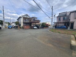 現地のご見学予約もスタートしました。周辺で売りに出ている物件も沢山御座います。まとめてご見学ができますのでお気軽にお申しつけください。
