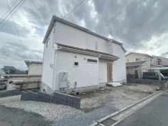 現地のご見学予約もスタートしました。周辺で売りに出ている物件も沢山御座います。まとめてご見学ができますのでお気軽にお申しつけください。
