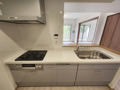 お料理をしながらリビングの家族やゲストとの会話が楽しめるカウンタータイプのキッチン。毎日のお料理を楽しく快適に。
