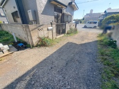 安心して暮らすことのできる住宅街。　住宅地の道路は一般に交通量が少なく車などの騒音が少ないため、住民にとって静かな生活環境が提供されます。
