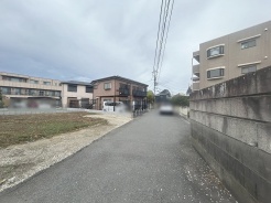 安心して暮らすことのできる住宅街。　住宅地の道路は一般に交通量が少なく車などの騒音が少ないため、住民にとって静かな生活環境が提供されます。
