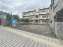 現地のご見学予約もスタートしました。周辺で売りに出ている物件も沢山御座います。まとめてご見学ができますのでお気軽にお申しつけください。
