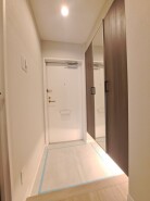 玄関は家の第一印象を左右する重要な場所。ほどよい広さとスタイリッシュな色遣いが印象的です。
